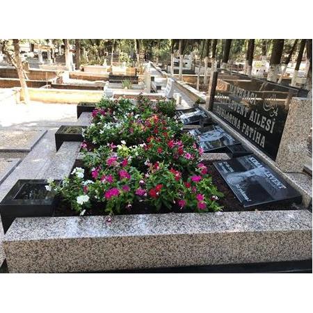 Gaziantep'e Montajı Yapılan 20cm kalinlikta Blok Granit Mezar'ın Çiçekli Hali