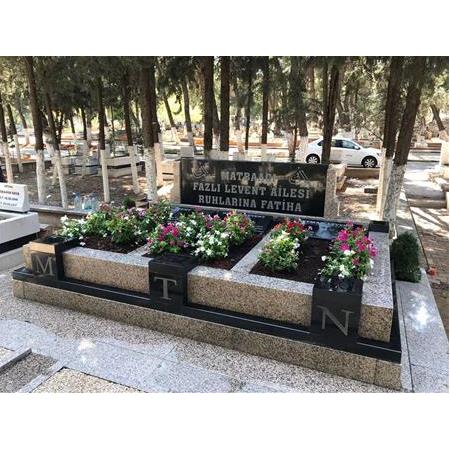 Gaziantep'e Montajı Yapılan 20cm kalinlikta Blok Granit Mezar'ın Çiçekli Hali