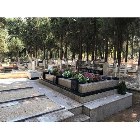 Gaziantep'e Montajı Yapılan 20cm kalinlikta Blok Granit Mezar'ın Çiçekli Hali