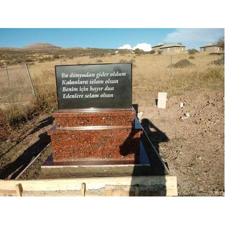 Erzincan'a Montajı Yapılan 5cm Kalınlık Santiago Red ve Absolut Black Zülfikar Desenli Mezar Modeli