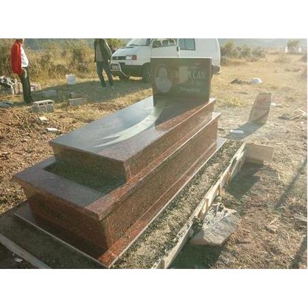 Erzincan'a Montajı Yapılan 5cm Kalınlık Santiago Red ve Absolut Black Zülfikar Desenli Mezar Modeli